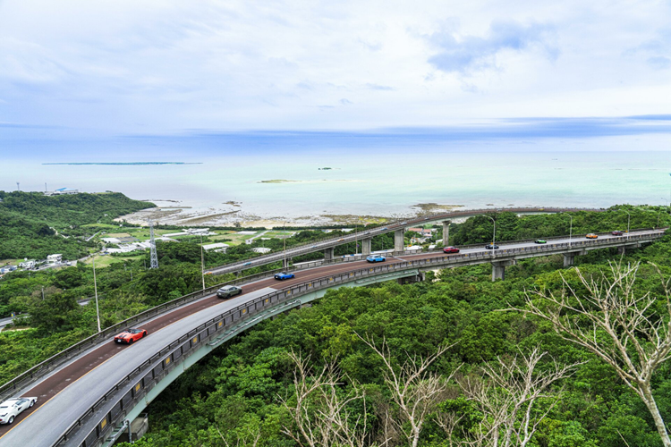 Ngày thứ hai của chuyến tham quan kết thúc khi họ di chuyển đến “The Ritz Carlton Okinawa” và nghỉ dưỡng ở khách sạn này. Vào ngày cuối cùng, Thứ Sáu, ngày 26 tháng 4, đoàn xe tiếp tục khởi hành đến Cape Hedo ở cực bắc của đảo chính Okinawa, nơi họ có thể tận hưởng khung cảnh khác biệt của biển ở Okinawa từ một vách đá hoang sơ và hoang vắng.