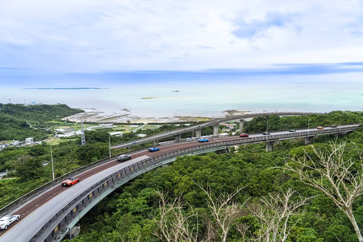 Ngày thứ hai của chuyến tham quan kết thúc khi họ di chuyển đến “The Ritz Carlton Okinawa” và nghỉ dưỡng ở khách sạn này. Vào ngày cuối cùng, Thứ Sáu, ngày 26 tháng 4, đoàn xe tiếp tục khởi hành đến Cape Hedo ở cực bắc của đảo chính Okinawa, nơi họ có thể tận hưởng khung cảnh khác biệt của biển ở Okinawa từ một vách đá hoang sơ và hoang vắng.