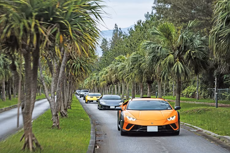 Tại buổi tối đầu tiên, thương hiệu cũng mời những khách hàng tiềm năng này cũng cho những thành viên của hành trình ngắm nhìn chiếc Revuelto đầu tiên được bàn giao tại Nhật Bản. Đây là mẫu xe chủ lực mới của thương hiệu với trang bị hệ dẫn động V12 plug-in HPEV (Xe điện hiệu suất cao) đầu tiên của Lamborghini.