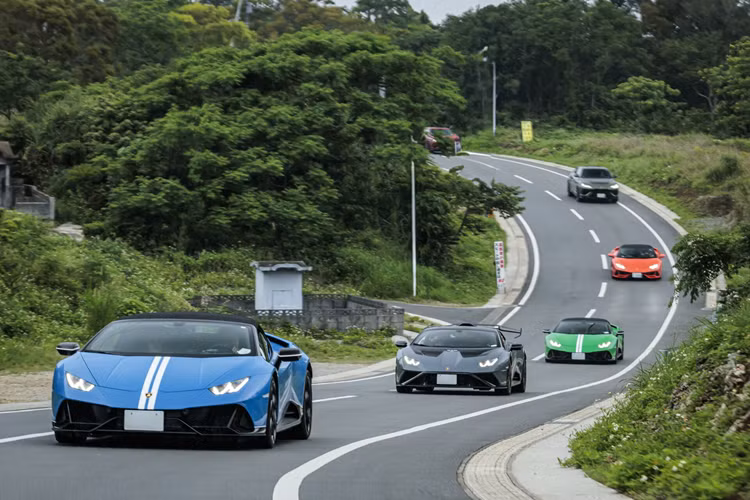 Sự kiện Lamborghini Esperienza Giro là chuyến lái xe tham quan trong đó chủ sở hữu xe Lamborghini lái xe vòng quanh các địa điểm đẹp ở các quốc gia trên thế giới như Ý, Mỹ và Trung Quốc.