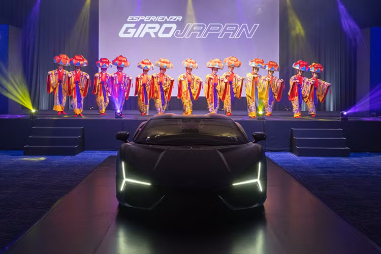 Vào ngày đầu tiên, thứ Tư ngày 24 tháng 4, những chiếc Lamborghini đã tụ tập tại “Ryukyu Hotel and Resort Nashiro Beach” và Lamborghini Esperienza Giro Japan 2024 đã khai mạc bằng màn trình diễn trống Taiko Nhật Bản.