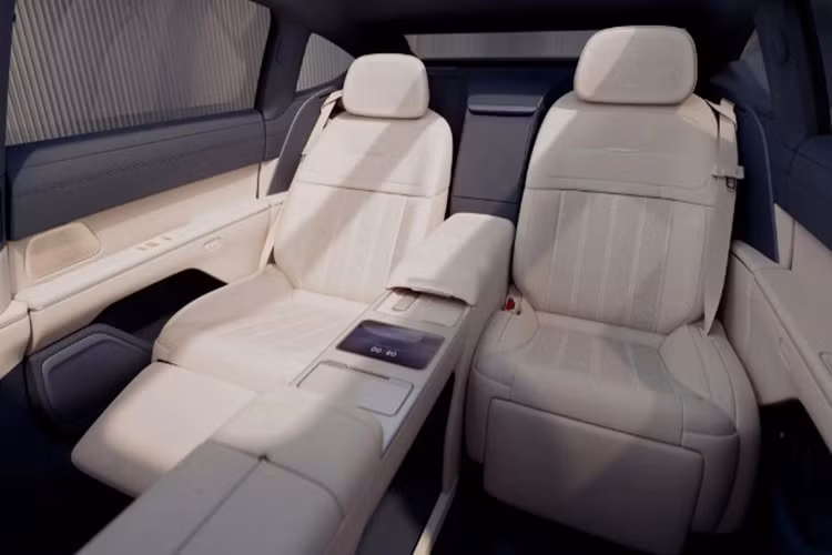 Nio cũng đã giới thiệu một bộ pin 120 kWh, nhưng không có thông tin gì về nó khi ra mắt. Nó có thể xuất hiện tại các trạm hoán đổi sau này.