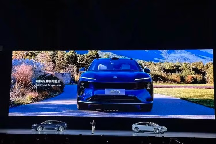 Phiên bản đầu tiên có nhiều cải tiến về vật liệu nội thất và huy hiệu độc quyền so với ET9 tiêu chuẩn. Việc giao hàng sẽ bắt đầu vào tháng 3 năm 2025. Ông Li cũng cho biết sẽ rất vui nếu họ bán được 1000 chiếc ET9 mỗi tháng. He Xiaopeng, CEO của Xpeng, người đã tham dự Nio Day 2024, trước đó đã mong muốn Li bán được 5.000 chiếc một cách suôn sẻ.