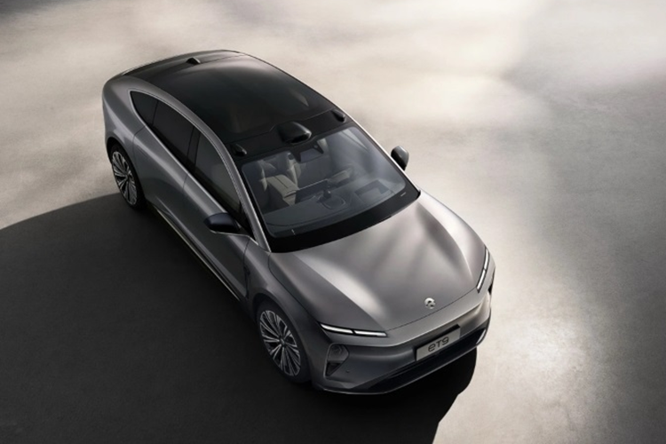 Giống như tất cả các xe Nio, ET9 có pin có thể hoán đổi. Với 660.000 nhân dân tệ (90.450 đô la), bạn có thể mua một chiếc xe không có pin và đăng ký dịch vụ pin theo yêu cầu (BaaS) với giá 1.128 nhân dân tệ (155 đô la).