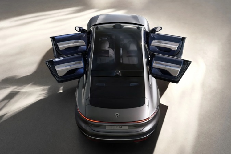 Điều này có nghĩa là bạn có thể hoán đổi pin hết của mình thành pin đầy tại một trong 2.850 trạm hoán đổi mà Nio vận hành tại Trung Quốc hoặc 50 trạm tại châu Âu.