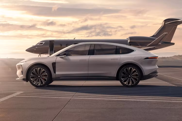 Cụ thể, Nio đã bán hết 999 chiếc ET9 First Edition chỉ trong vòng vài giờ sau khi ra mắt. Mức giá xe Nio ET9 First Edition lên tới 818.000 nhân dân tệ (112.000 đô la), tương đương 2,68 tỷ đồng tại Trung Quốc, một mức giá ngang hàng với các xe điện của Mercedes-Benz hay nhiều đối thủ nổi tiếng khác.