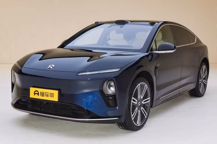 Chiếc xe đắt nhất của Nio là AWD, được trang bị động cơ kép với tổng công suất 520 kW (697 mã lực) và mô-men xoắn 700 Nm. Trên trục sau là động cơ điện nam châm vĩnh cửu đồng bộ 925 V W-Pin 925 V với công suất 340 kW, và trên trục trước là động cơ cảm ứng không đồng bộ 180 kW. Chiếc xe tăng tốc từ 0 đến 100 km/h trong 4,3 giây.