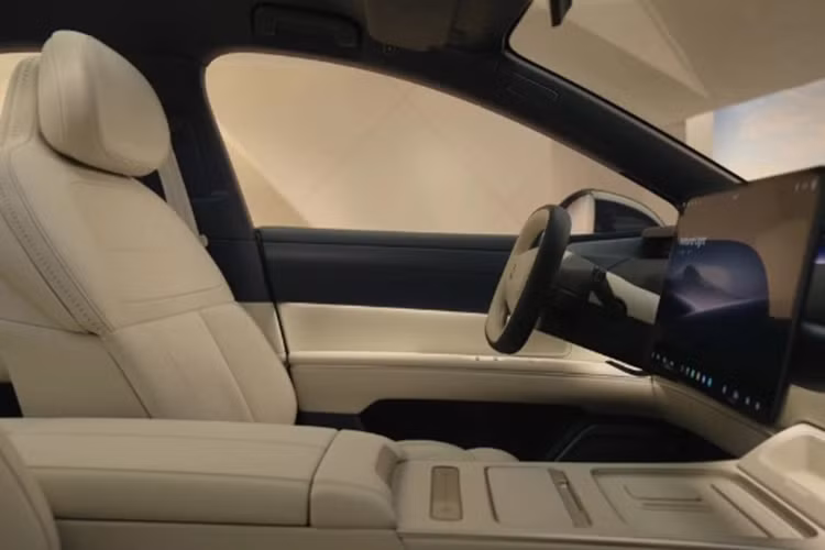 ET9 nằm trên nền tảng NT 3.0 mới với kiến trúc 900 V, vì vậy hãy mong đợi một số sạc nhanh. Bộ pin là 100 kWh, có thể chạy được 650 km trong điều kiện CLTC. Mức tiêu thụ là 16,2 kWh/100 km.