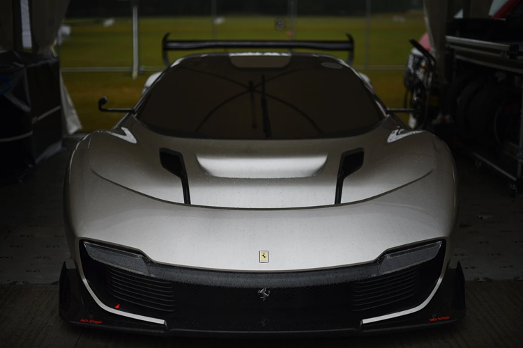 Nước sơn của xe được phát triển kỳ công với 4 lớp nhôm, được đặt tên là Gold Mercury (Thủy Ngân Vàng). Màu sắc của Ferrari KC23 có thể thay đổi theo tình trạng chiếu sáng và vị trí người quan sát.