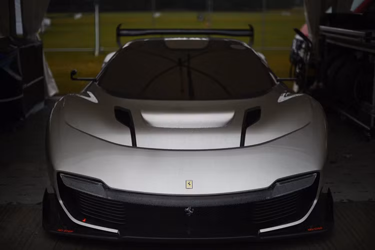 Nước sơn của xe được phát triển kỳ công với 4 lớp nhôm, được đặt tên là Gold Mercury (Thủy Ngân Vàng). Màu sắc của Ferrari KC23 có thể thay đổi theo tình trạng chiếu sáng và vị trí người quan sát.