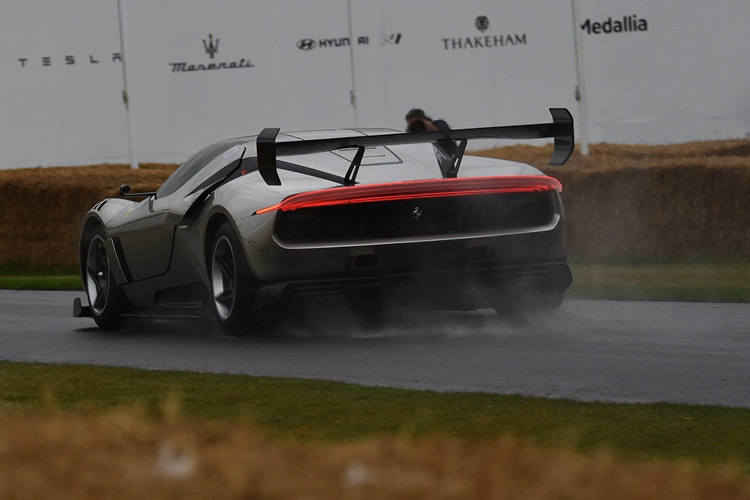 Cụm đèn hậu cũng là một điểm được Ferrari tinh chỉnh hấp dẫn hơn. Dễ thấy thiết kế này được từ hưởng từ mẫu concept Vision Gran Turismo được hãng giới thiệu vào năm 2022.