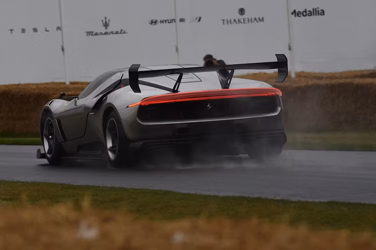 Cụm đèn hậu cũng là một điểm được Ferrari tinh chỉnh hấp dẫn hơn. Dễ thấy thiết kế này được từ hưởng từ mẫu concept Vision Gran Turismo được hãng giới thiệu vào năm 2022.