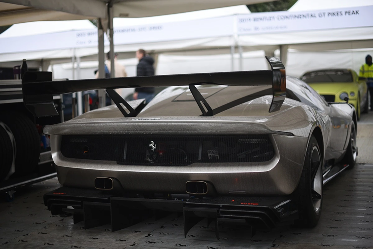 Đặc biệt hơn, Ferrari KC23 độc nhất vô nhị này được lắp đặt bộ cánh gió khí động học cỡ lớn. Chi tiết này có thể tháo rời khi không sử dụng, giúp siêu xe này trở nên thanh thoát hơn.