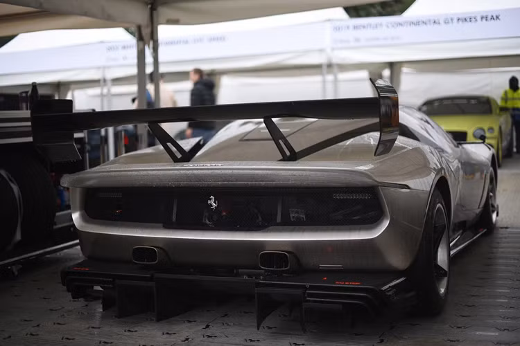 Đặc biệt hơn, Ferrari KC23 độc nhất vô nhị này được lắp đặt bộ cánh gió khí động học cỡ lớn. Chi tiết này có thể tháo rời khi không sử dụng, giúp siêu xe này trở nên thanh thoát hơn.