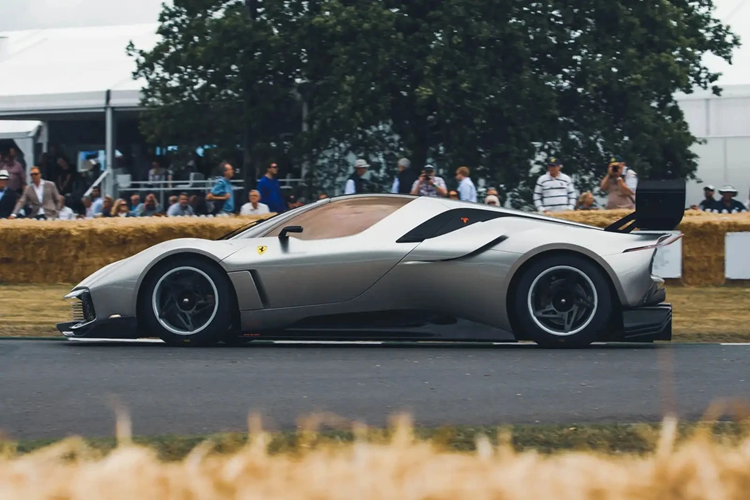 Lấy cảm hứng từ phong cách Cyberpunk, Ferrari KC23 đã được hãng xe đến từ Italy “lột xác” hoàn toàn với nhiều đường nét thiết kế hiện đại và giàu tính khí động học.