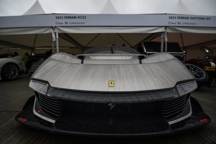 Phần đầu xe được tinh chỉnh lại hoàn toàn với cụm đèn pha dạng LED mỏng. Ngôn ngữ thiết kế này từng được áp dụng trên mẫu xe giành chiến thắng chặng đua Le Mans 24 Hours 2023 Ferrari 499P.