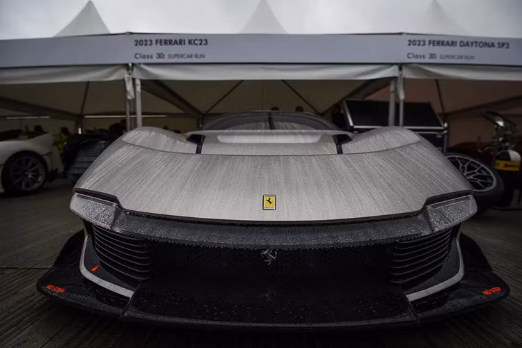 Phần đầu xe được tinh chỉnh lại hoàn toàn với cụm đèn pha dạng LED mỏng. Ngôn ngữ thiết kế này từng được áp dụng trên mẫu xe giành chiến thắng chặng đua Le Mans 24 Hours 2023 Ferrari 499P.