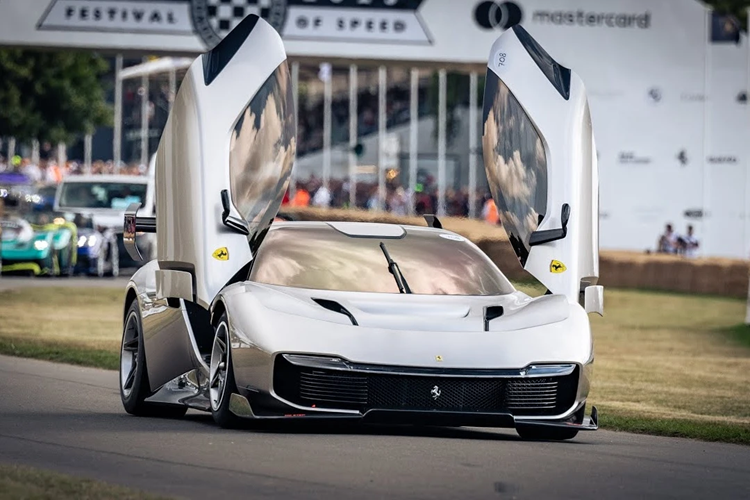 Siêu phẩm này thừa hưởng thiết kế cửa mở theo chiều dọc được lấy cảm hứng từ huyền thoại LaFerrari, thay thế cho cơ cấu mở cửa truyền thống của 488 GT3 EVO.