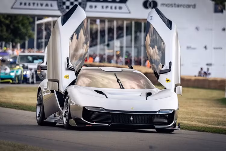Siêu phẩm này thừa hưởng thiết kế cửa mở theo chiều dọc được lấy cảm hứng từ huyền thoại LaFerrari, thay thế cho cơ cấu mở cửa truyền thống của 488 GT3 EVO.