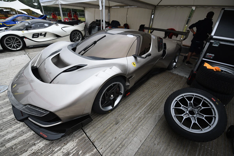 Chủ nhân của chiếc xe sẽ nhận được 2 bộ mâm khác nhau: 18 inch và lốp hiệu suất cao nhằm phục vụ cho đường đua; hoặc bộ mâm 21/22 inch cho mục đích sử dụng hàng ngày.