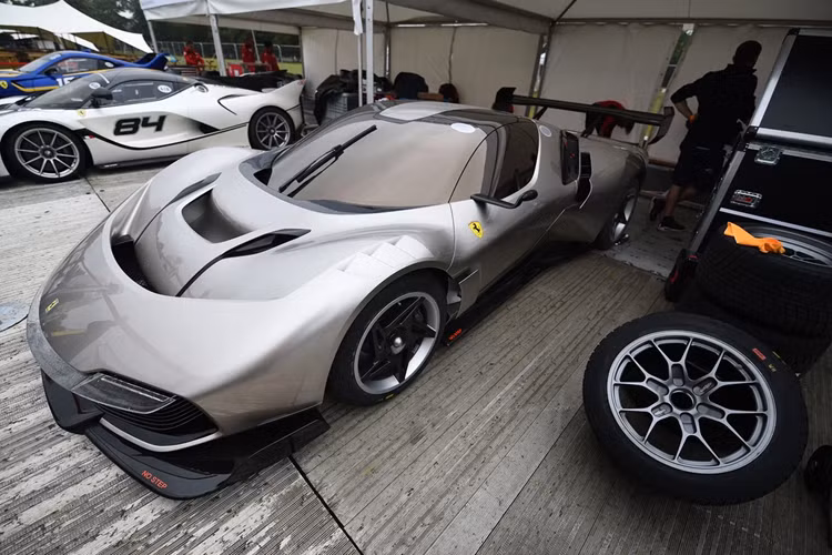 Chủ nhân của chiếc xe sẽ nhận được 2 bộ mâm khác nhau: 18 inch và lốp hiệu suất cao nhằm phục vụ cho đường đua; hoặc bộ mâm 21/22 inch cho mục đích sử dụng hàng ngày.