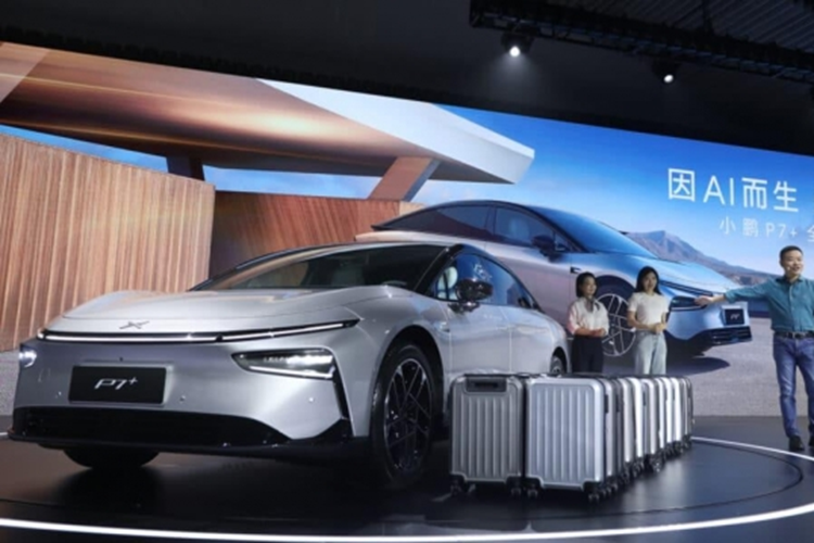 Xpeng cho biết xe trưng bày P7+ hiện đã có mặt tại một số showroom của hãng và dự kiến mẫu xe này sẽ ra mắt chính thức và giao hàng vào đầu tháng 11 tới đây. Mức giá xe Xpeng P7+ BEV 2025 chưa công bố chính thức.