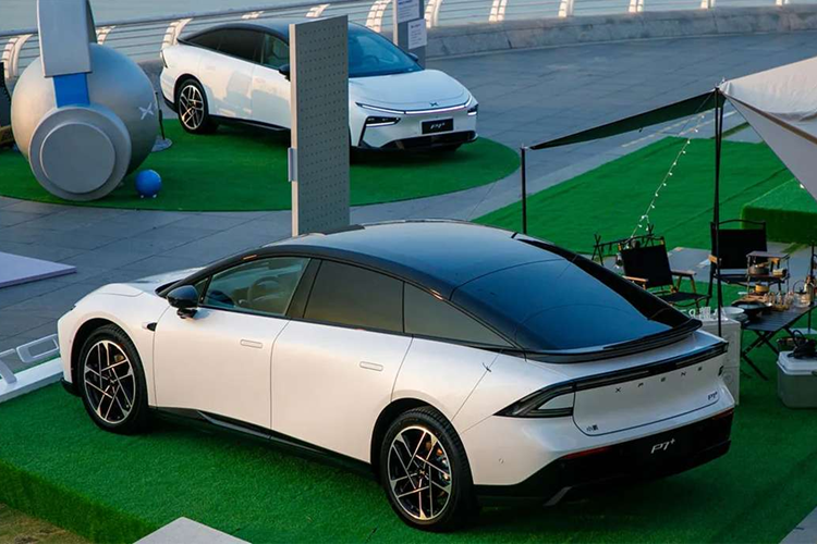 Nhà sản xuất mô tả P7+ là một “loại xe ba trong một” với dáng vẻ của một mẫu coupe, không gian của SUV và sự thoải mái của một mẫu MPV, cùng với nội thất sang trọng. Theo đó, mẫu sedan chạy hoàn toàn bằng điện mới này có chiều dài, chiều rộng và chiều cao lần lượt là 5.056 mm, 1.937 mm và 1.512 mm, với chiều dài cơ sở là 3.000 mm.