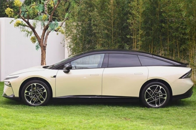 Buồng lái của xe được trang bị chip Qualcomm Snapdragon 8295, hiện là chip tiêu chuẩn trên các mẫu xe điện cao cấp phổ thông. Tại sự kiện, hãng còn cho biết rằng nội thất của P7+ có thể chứa tới 33 chiếc vali 20 inch, được coi là không gian chứa đồ lớn nhất trong phân khúc xe dưới 300.000 nhân dân tệ tại Trung Quốc