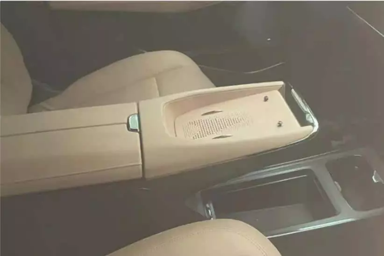 Voyah Zhiyin có kích thước lần lượt sẽ bao gồm chiều dài, chiều rộng và chiều cao là 4725/1900/1636 (1653) mm, chiều dài cơ sở 2900 mm, được định vị là một chiếc SUV cỡ trung. Để tham khảo, Voyah Free có kích thước 4905/1950/1645 mm và chiều dài cơ sở là 2960 mm.