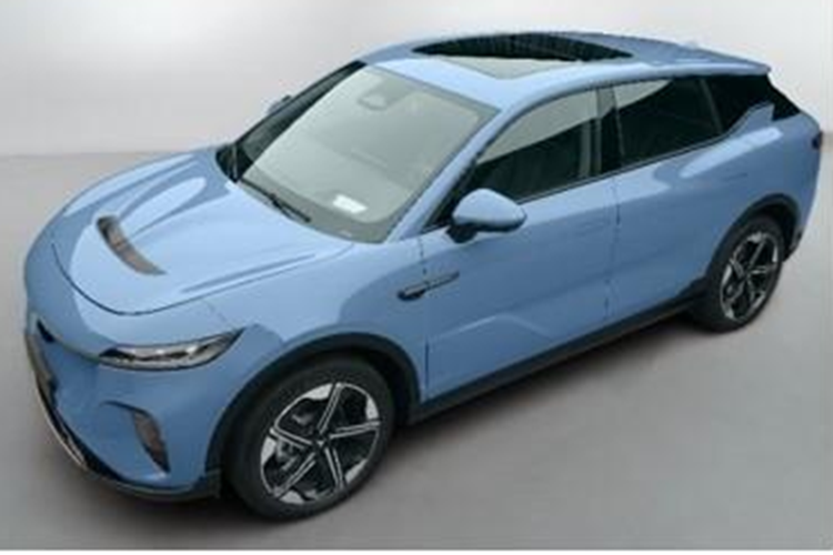 Hơn nữa, Voyah Zhiyin có hai màu ngoại thất đen + trắng và xanh. Cả tay nắm cửa ẩn và cửa sổ trời đều không vắng mặt. Thông số lốp là 255/45 R20.