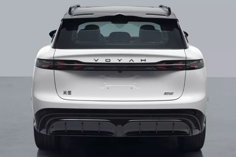Theo những bức ảnh chụp nội thất, buồng lái dự kiến sẽ có vô lăng đáy phẳng, màn hình điều khiển trung tâm nổi lớn và bảng điều khiển trung tâm nhiều lớp có bảng sạc không dây ở phía trên cùng ngăn đựng cốc/ngăn chứa đồ. Mức giá xe Dongfeng Voyah Zhiyin 2025 hiện chưa công bố.