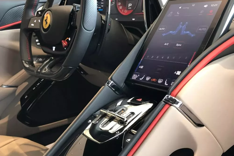 Điểm nhấn của xe nằm ở khoang lái khi có thêm 2 chỗ ngồi cho hàng ghế sau, xe có cụm màn hình giải trí đặt dọc, phía trước mặt người ngồi ghế phụ được trang bị thêm một màn hình giải trí nhưng đây là tùy chọn giống như trên Ferrari Portofino.