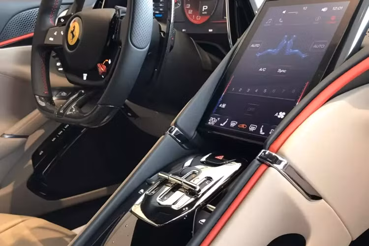 Điểm nhấn của xe nằm ở khoang lái khi có thêm 2 chỗ ngồi cho hàng ghế sau, xe có cụm màn hình giải trí đặt dọc, phía trước mặt người ngồi ghế phụ được trang bị thêm một màn hình giải trí nhưng đây là tùy chọn giống như trên Ferrari Portofino.