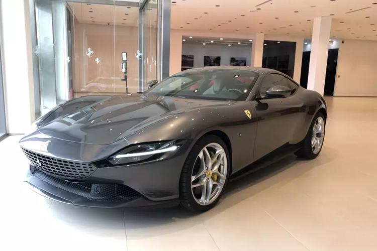 Những trang bị này cho phép chiếc siêu xe 4 chỗ ngồi Ferrari Roma dù có cân nặng gần 1,5 tấn vẫn có thể tăng tốc từ vị trí xuất phát lên 100 km/h chỉ trong thời gian 3,4 giây, thêm 5,9 giây để tăng tốc lên 200 km/h, trước khi đạt tốc độ tối đa hơn 320 km/h.