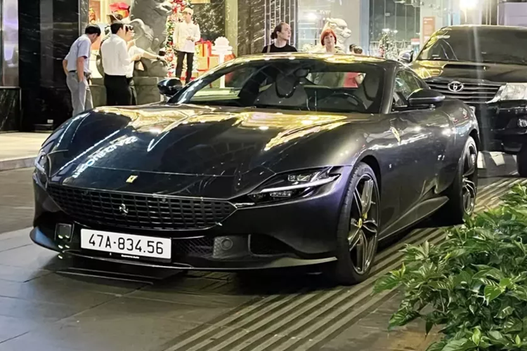 Vào giữa tháng 11 vừa qua, giới mê xe trong nước đã khá bất ngờ khi 1 doanh nhân kinh doanh trong lĩnh vực xây dựng tại Buôn Ma Thuột, tỉnh Đắk Lắk đã tậu về garage chiếc siêu xe 4 chỗ ngồi Ferrari Roma rất đẹp mắt và sang trọng.