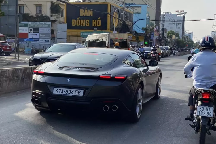 Đây là 1 trong số rất ít các xe Ferrari Roma xuất hiện tại Việt Nam, lại còn được phân phối chính hãng với mức giá hơn 21 tỷ đồng. Đến nay, giới mê xe tại TP HCM, vừa mới bắt gặp chiếc siêu xe 4 chỗ ngồi Ferrari Roma của đại gia Đắk Lắk dạo phố tại đây.