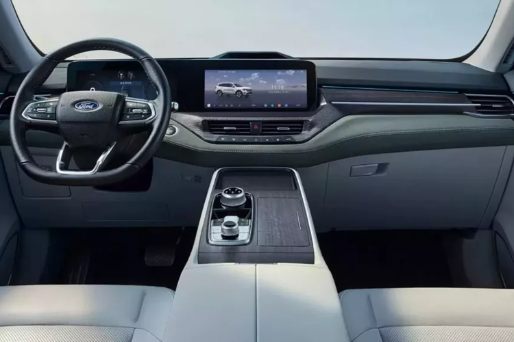 Hình dáng vẫn gần như giống nhau, mặc dù hiện tại xe có bộ vành hợp kim Cyclone 20 inch mới và bảng màu mới "lấy cảm hứng từ thiên nhiên". Ở phía sau, điểm nhấn là đèn hậu LED mỏng hơn với đồ họa hoạt hình và cụm đèn toàn chiều rộng kết hợp chữ Equator phát sáng.