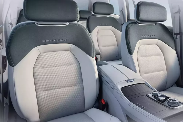 Do cản xe được thiết kế lại, chiều dài của chiếc SUV đã tăng thêm 15 mm, kéo dài tới 4.920 mm. Bên trong, Equator vẫn giữ nguyên buồng lái kỹ thuật số của phiên bản tiền nhiệm với màn hình kép 12,3 inch, kém ấn tượng hơn so với màn hình 27 inch có trong các sản phẩm của liên doanh Changan- Ford.