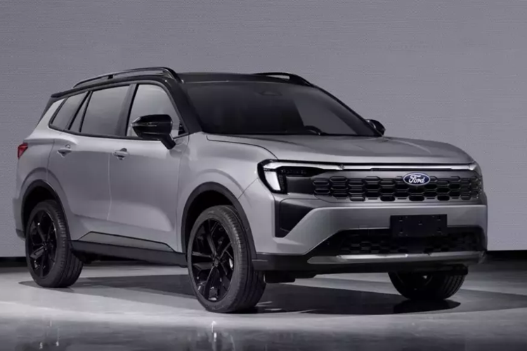 Một trong những thay đổi lớn nhất nằm ở bên dưới nắp ca-pô, nơi Equator được cập nhật đã thay thế động cơ xăng 2.0 lít không điện cũ bằng hệ truyền động plug-in hybrid. Thiết lập mới kết hợp động cơ 1,5 lít tăng áp với động cơ điện và bộ pin 18,4 kWh.