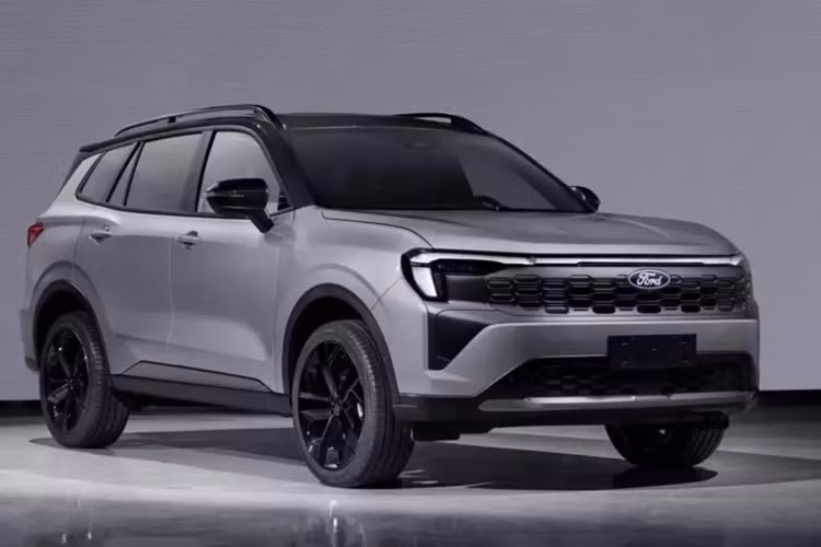 Một trong những thay đổi lớn nhất nằm ở bên dưới nắp ca-pô, nơi Equator được cập nhật đã thay thế động cơ xăng 2.0 lít không điện cũ bằng hệ truyền động plug-in hybrid. Thiết lập mới kết hợp động cơ 1,5 lít tăng áp với động cơ điện và bộ pin 18,4 kWh.