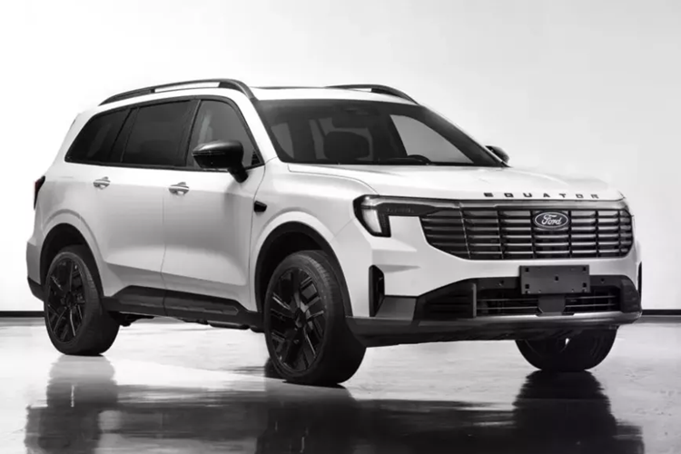 Tuy nhiên Ford Equator 2025 tại Trung Quốc vẫn có thiết kế mới cho ghế trước, kết hợp với ghế hàng thứ hai riêng lẻ có tựa lưng ngả và ghế băng hàng thứ ba truyền thống. Người mua có thể lựa chọn giữa chủ đề nội thất tối và sáng, có bọc da lộn Dinamica và chèn vân gỗ.