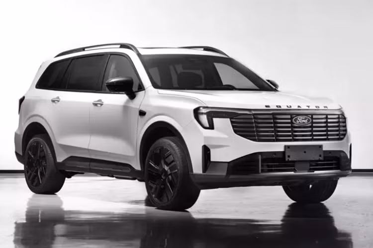 Tuy nhiên Ford Equator 2025 tại Trung Quốc vẫn có thiết kế mới cho ghế trước, kết hợp với ghế hàng thứ hai riêng lẻ có tựa lưng ngả và ghế băng hàng thứ ba truyền thống. Người mua có thể lựa chọn giữa chủ đề nội thất tối và sáng, có bọc da lộn Dinamica và chèn vân gỗ.