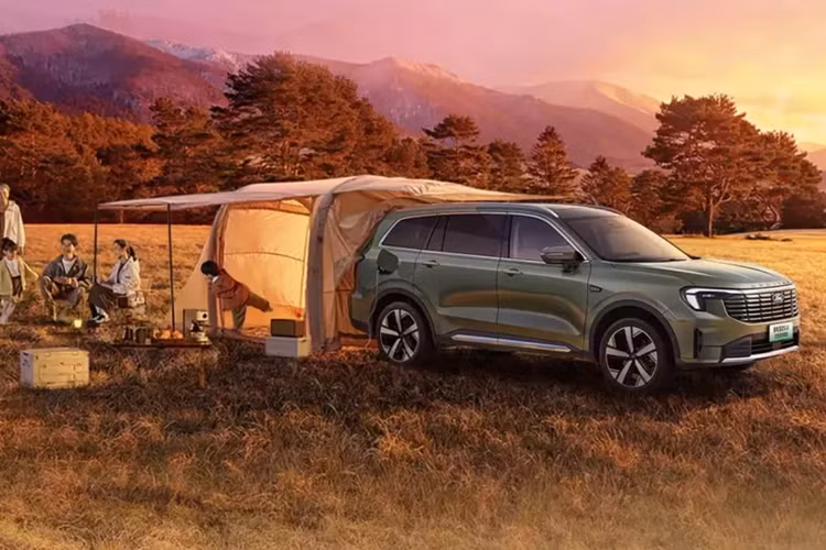 Tuy nhiên, thay đổi lớn nhất là phần đầu xe được thiết kế lại, với lưới tản nhiệt rộng hơn, đèn pha LED mới và các hốc hút gió cản xe mỏng hơn. Mặt trước mới giúp dễ dàng phân biệt Equator với Equator Sport, vốn là một vấn đề với thiết kế trước đó.