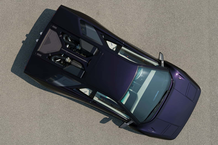 Các hốc gió của xe cũng đã được thiết kế lại, vòm bánh trước loe với bậc cửa bên và nắp động cơ mới là những nâng cấp lớn về ngoại thất, từ đây đem đến cho xe một diện mạo ấn tượng.