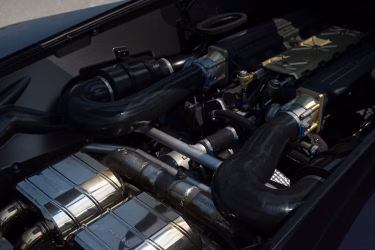 Ngoài ra xe còn có một hệ thống ống xả trung tâm tùy chỉnh được gắn chặt và tất cả đều tạo ra công suất tối đa 550 mã lực.