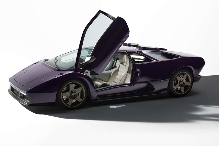 Cách đây hơn một năm, Eccentrica Cars đã công bố ý định chế tạo một chiếc Lamborghini Diablo phục chế lại. Giờ đây, thương hiệu đã thực hiện đúng cam kết của mình với Eccentrica V12—Một chiếc xe có thể tận hưởng cảm giác lái hàng ngày ra mắt lần đầu tiên tại The Quail.
