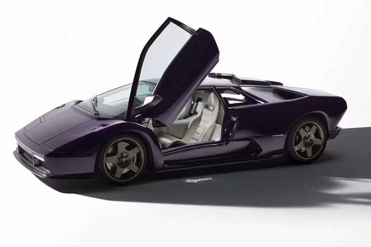 Cách đây hơn một năm, Eccentrica Cars đã công bố ý định chế tạo một chiếc Lamborghini Diablo phục chế lại. Giờ đây, thương hiệu đã thực hiện đúng cam kết của mình với Eccentrica V12—Một chiếc xe có thể tận hưởng cảm giác lái hàng ngày ra mắt lần đầu tiên tại The Quail.