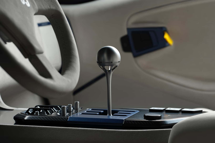 Có một số công tắc và nút bấm trên bảng điều khiển trung tâm, ngoài ra xe còn có trang bị số sàn, tuy nhiên không chuyển hộp số Lamborghini cũ. Hiện xe được trang bị một hộp số sàn sáu cấp được cập nhật với các tỷ số khác nhau truyền lực tới bánh sau.Về động cơ, xe được trang bị khối động cơ V-12 5,7 lít nâng cấp.