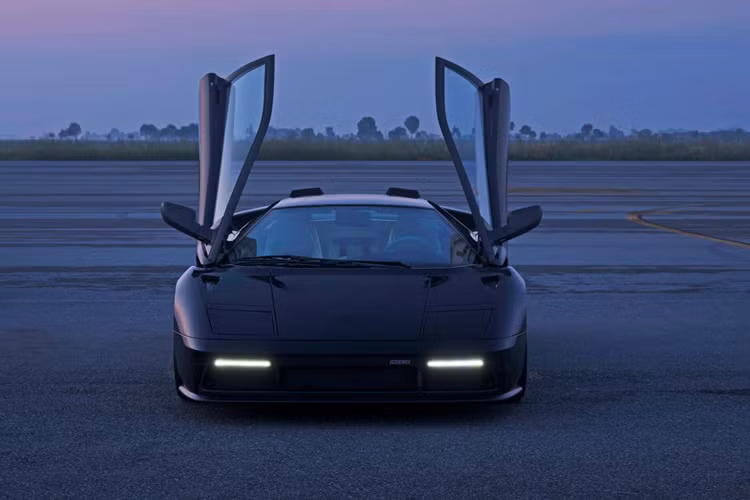 Về diện mạo tổng thể, mẫu siêu xe Lamborghini Diablo được trang bị bộ mâm xe có kích thước 19 inch mới nhưng phần đèn chiếu sáng “thò thụt” từ mẫu concept năm ngoái đã không còn nữa.