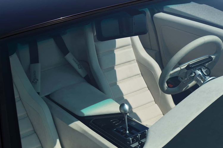 Về nội thất, Eccentrica Cars đã kết hợp nội thất của Diablo cổ điển với các chi tiết hiện đại như màn hình kỹ thuật số dành cho người lái và hệ thống thông tin giải trí kéo dài gần đến trung tâm bảng điều khiển.